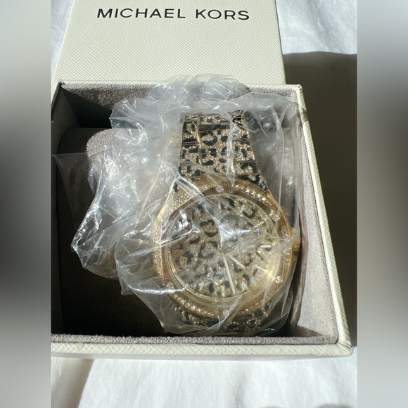 MICHAEL KORS Oversized Lennox Animal Pavé Gold-Tone Watch - Picture 6 of 8